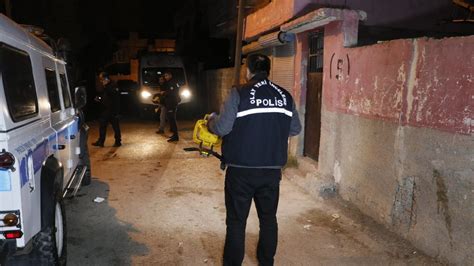 A­d­a­n­a­­d­a­ ­e­v­i­n­i­n­ ­ö­n­ü­n­d­e­ ­v­u­r­u­l­a­n­ ­ş­a­h­s­ı­n­ ­h­a­y­a­t­i­ ­r­i­s­k­i­ ­s­ü­r­ü­y­o­r­